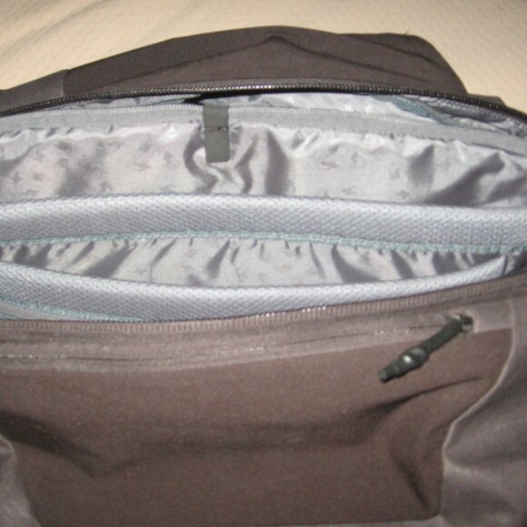 THULE Aion Duffel Bag 35 L - Picture 4 of 4